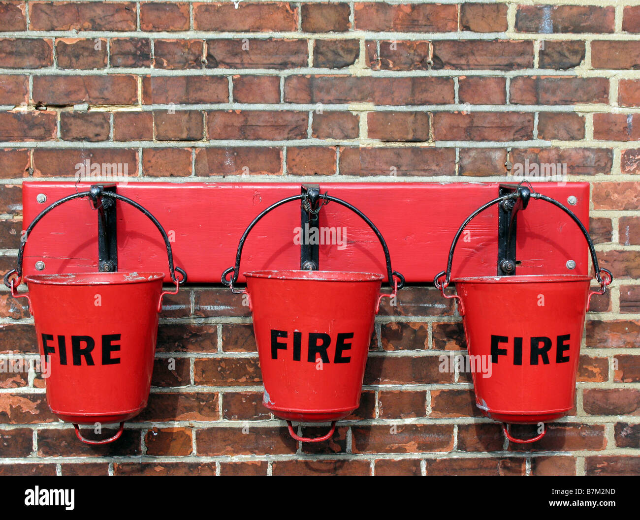 Meubles anciens seaux d'incendie dans une gare, fixés au mur Banque D'Images