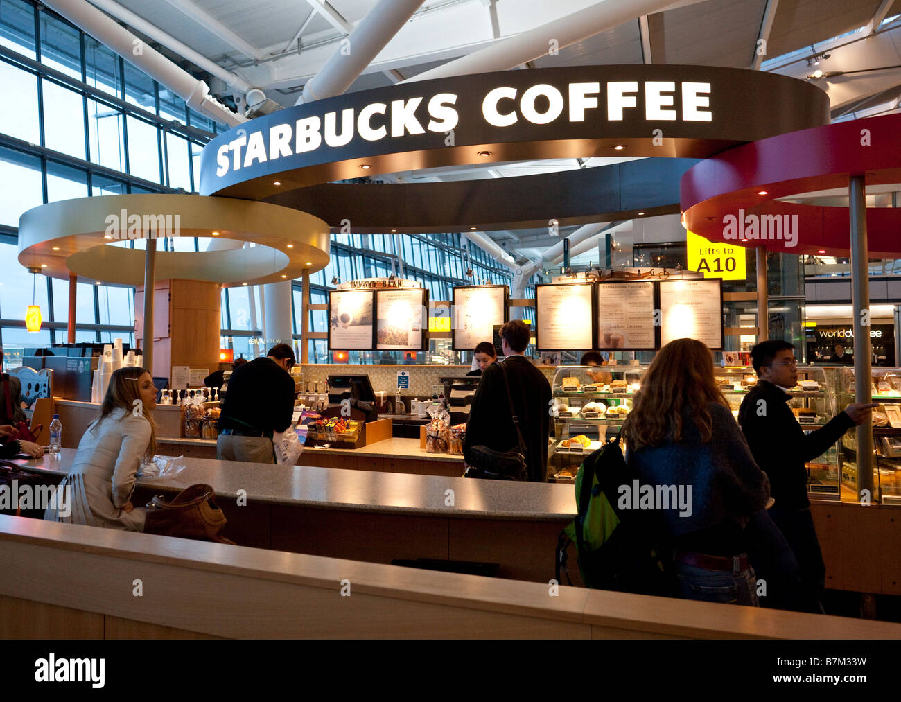 Café Starbucks Cafe, Terminal 5, Heathrow, Londres, Angleterre Banque D'Images