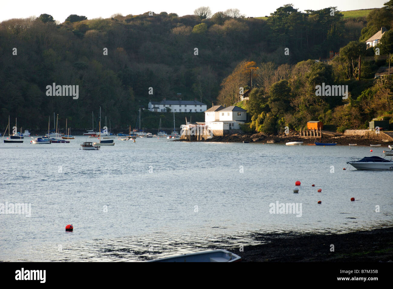 Newton ferrers / Noss mayo sur la rivière yealm dans le sud du Devon par un beau jour d'automne Banque D'Images