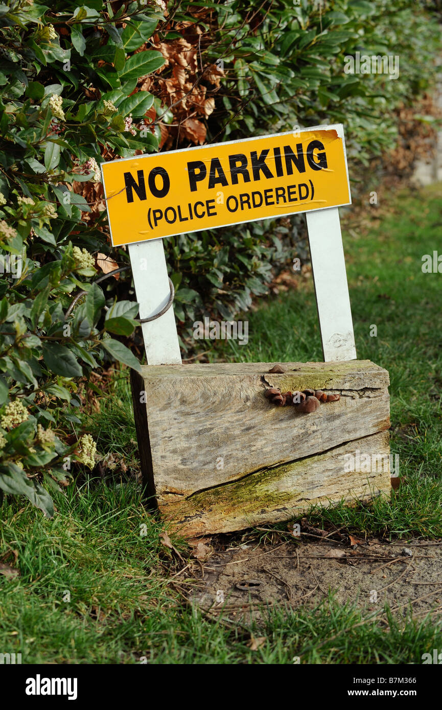 Un 'no parking (la police a ordonné)' signe sur un point à Heathfield, East Sussex. Photo par Jim Holden Banque D'Images