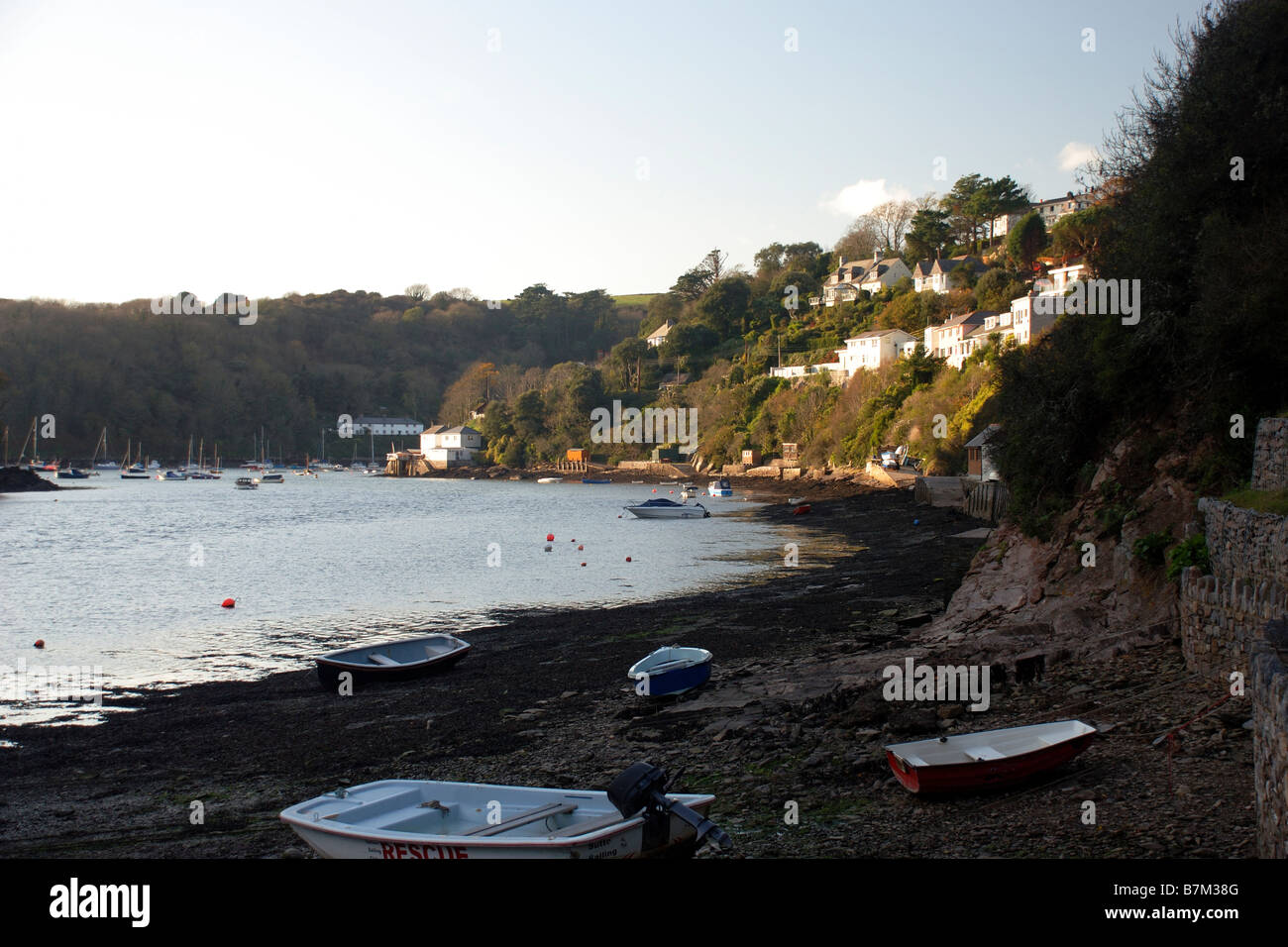 Newton ferrers / Noss mayo sur la rivière yealm dans le sud du Devon par un beau jour d'automne Banque D'Images