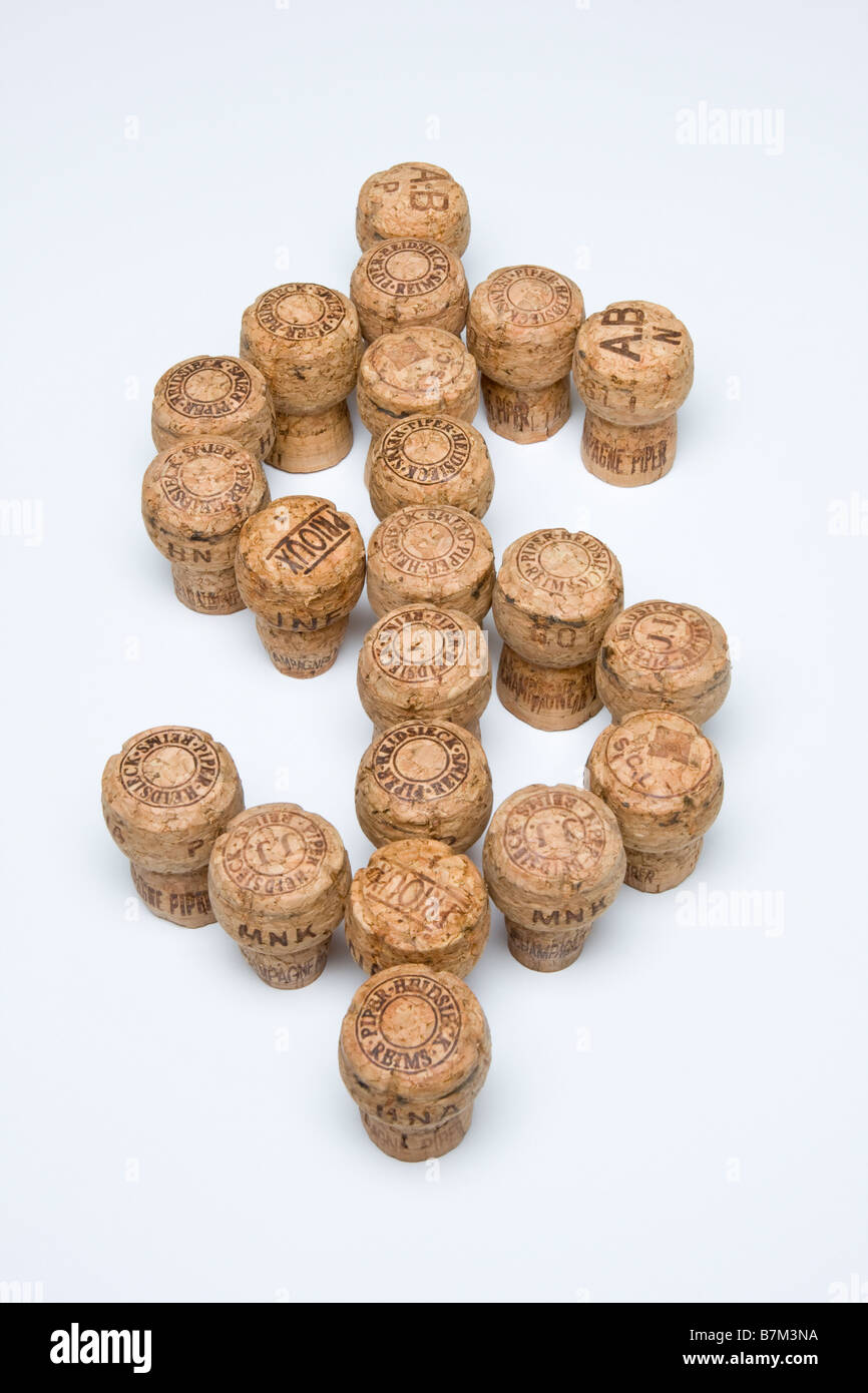 Bouchons de Champagne disposées en forme d'un signe dollar Banque D'Images
