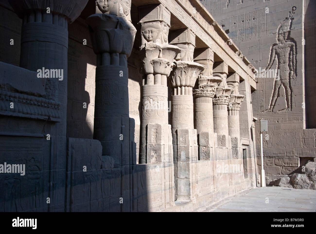 Colonnade dans la cour extérieure du Temple de Philae en Egypte Banque D'Images