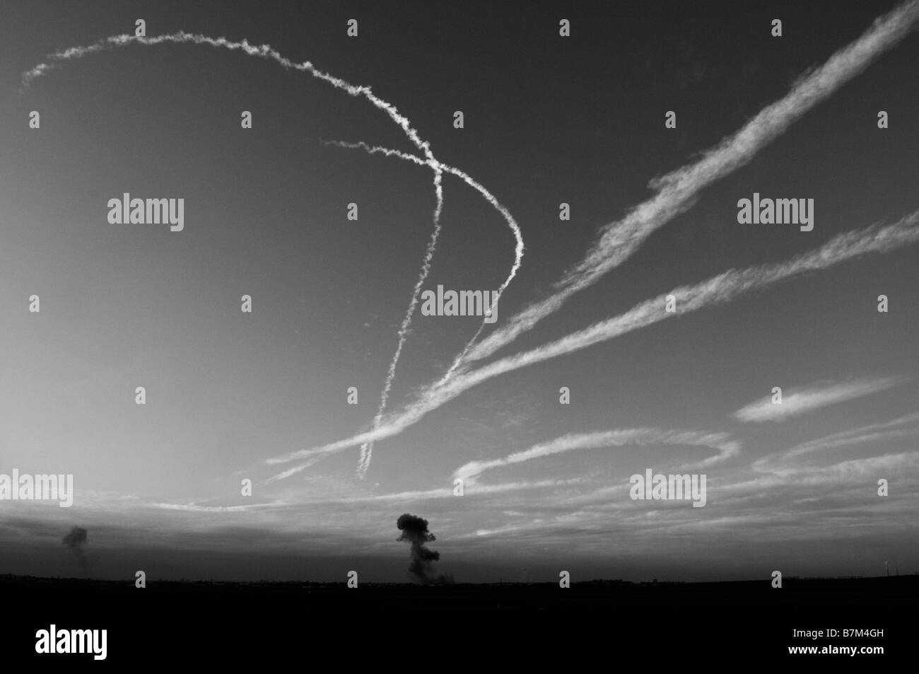 De la fumée s'affiche à la suite d'une attaque aérienne israélienne sur les positions de Hammas Dans le nord de la bande de Gaza Banque D'Images