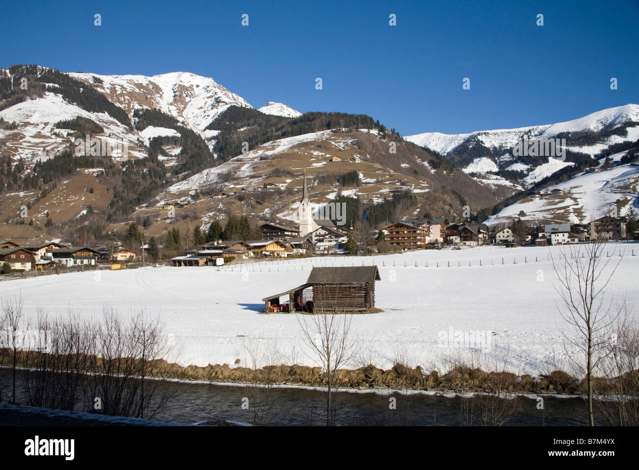 Rauris Autriche Janvier UE à la rivière dans Rauiser Ache vers la station de ski dans la vallée de Rauriser Sonnen Banque D'Images