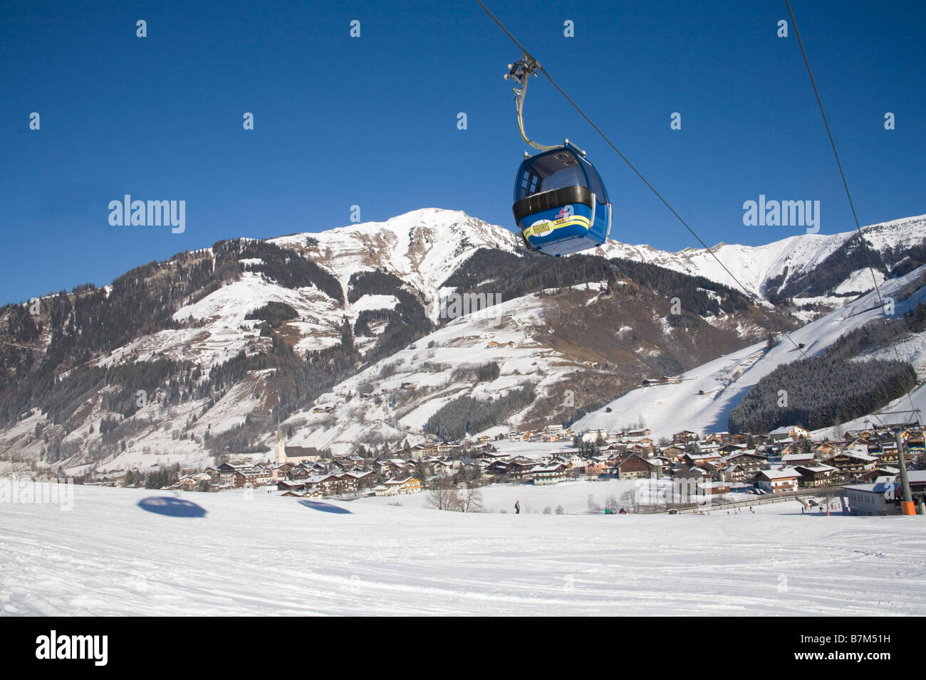 Rauris Autriche Janvier ue l'une des cabines gondole de retourner à la gare inférieure Hochalmbahn sur une belle journée à l'accueil hiver ski resort town Banque D'Images