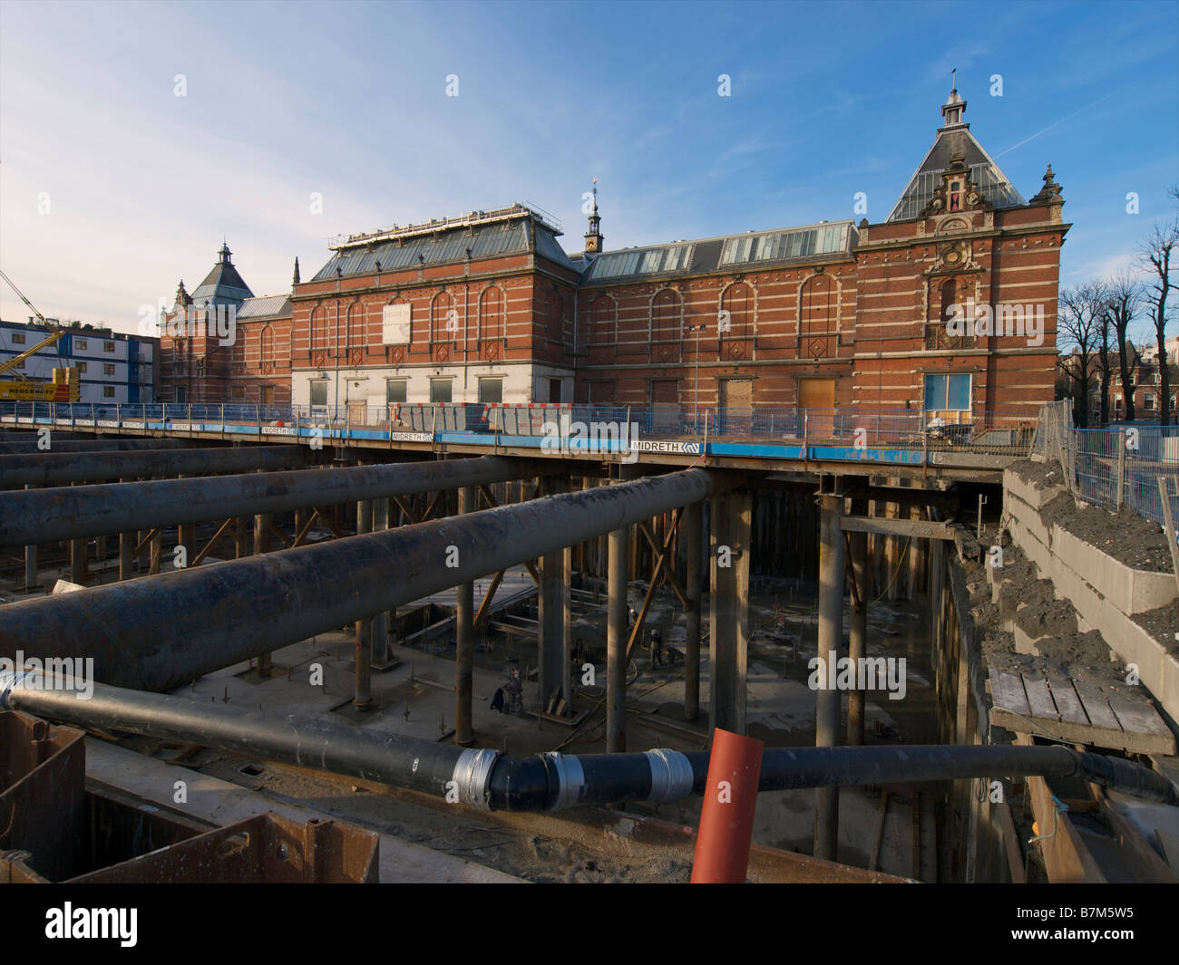 Musée Stedelijk Amsterdam site de construction avec 10 mètres de puits profond juste à côté du bâtiment pour l'extension souterraine Banque D'Images
