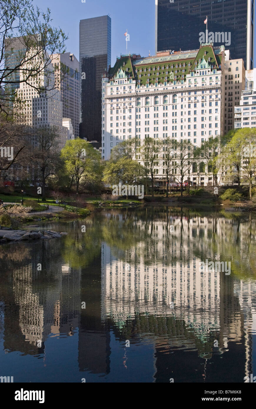 Le Landmark Plaza Hotel sur la Cinquième Avenue et 59e Rue, dans la ville de New York vue de Central Park Banque D'Images
