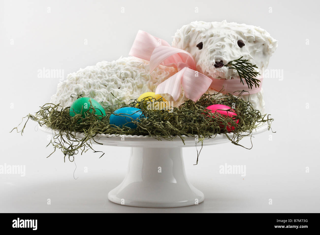 Les vacances de Pâques un gâteau d'agneau sucré traditionnel avec les oeufs colorés photos images grandes haute résolution horizontale aux États-Unis haute résolution aux États-Unis haute résolution Banque D'Images