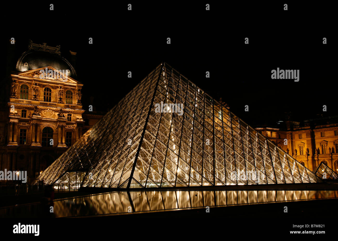 Pyramide du Louvre et l'aile Richelieu à l'arrière Banque D'Images