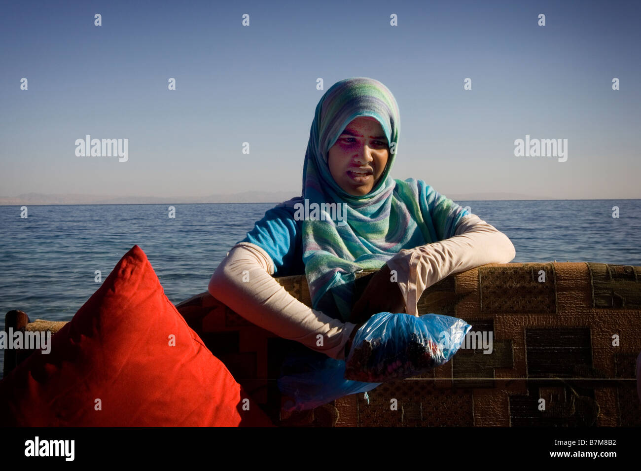 Bédouine leaning aganist un canapé, Dahab, Egypte Banque D'Images