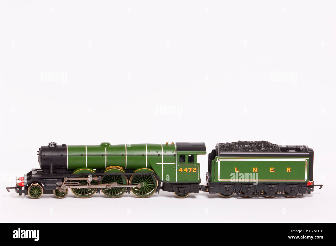 Un gros plan d'un modèle de jouets Hornby train électrique à vapeur appelé le moteur flying scotsman sur fond blanc Banque D'Images