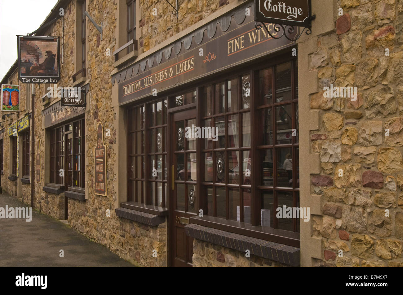 Rangée de cottages restauré maintenant des locaux commerciaux en Ammanford Carmarthenshire Banque D'Images