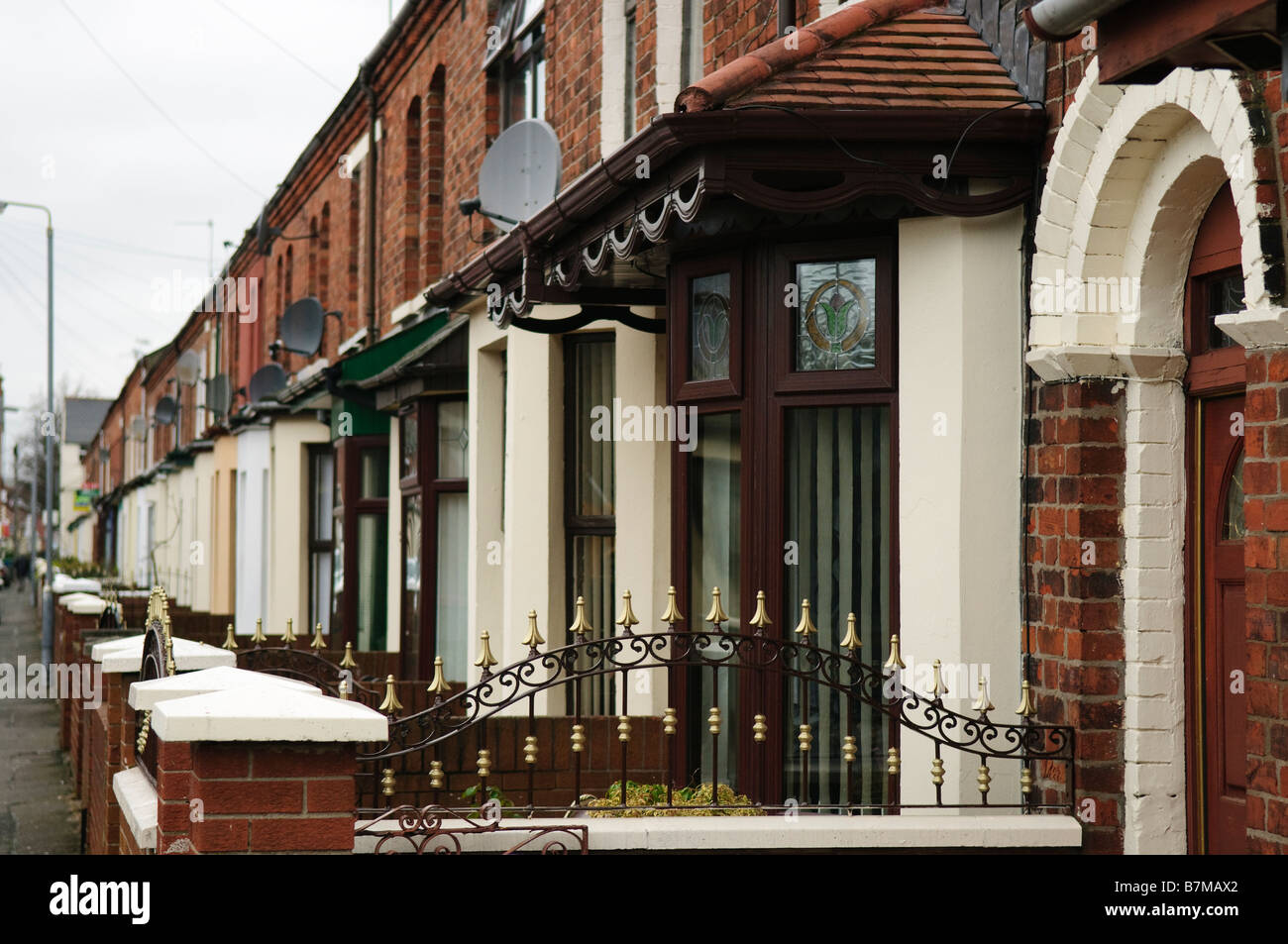 Rangée de maisons en terrasse sur une rue de Belfast. Banque D'Images