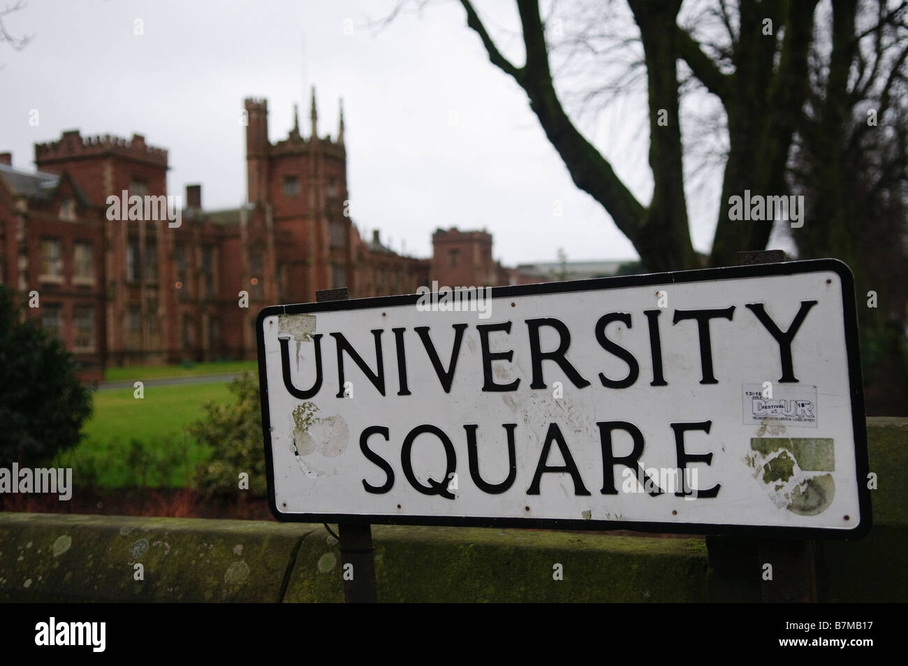 Plaque de rue de la place de l'université, avec l'Université Queen's de Belfast en arrière-plan. Banque D'Images