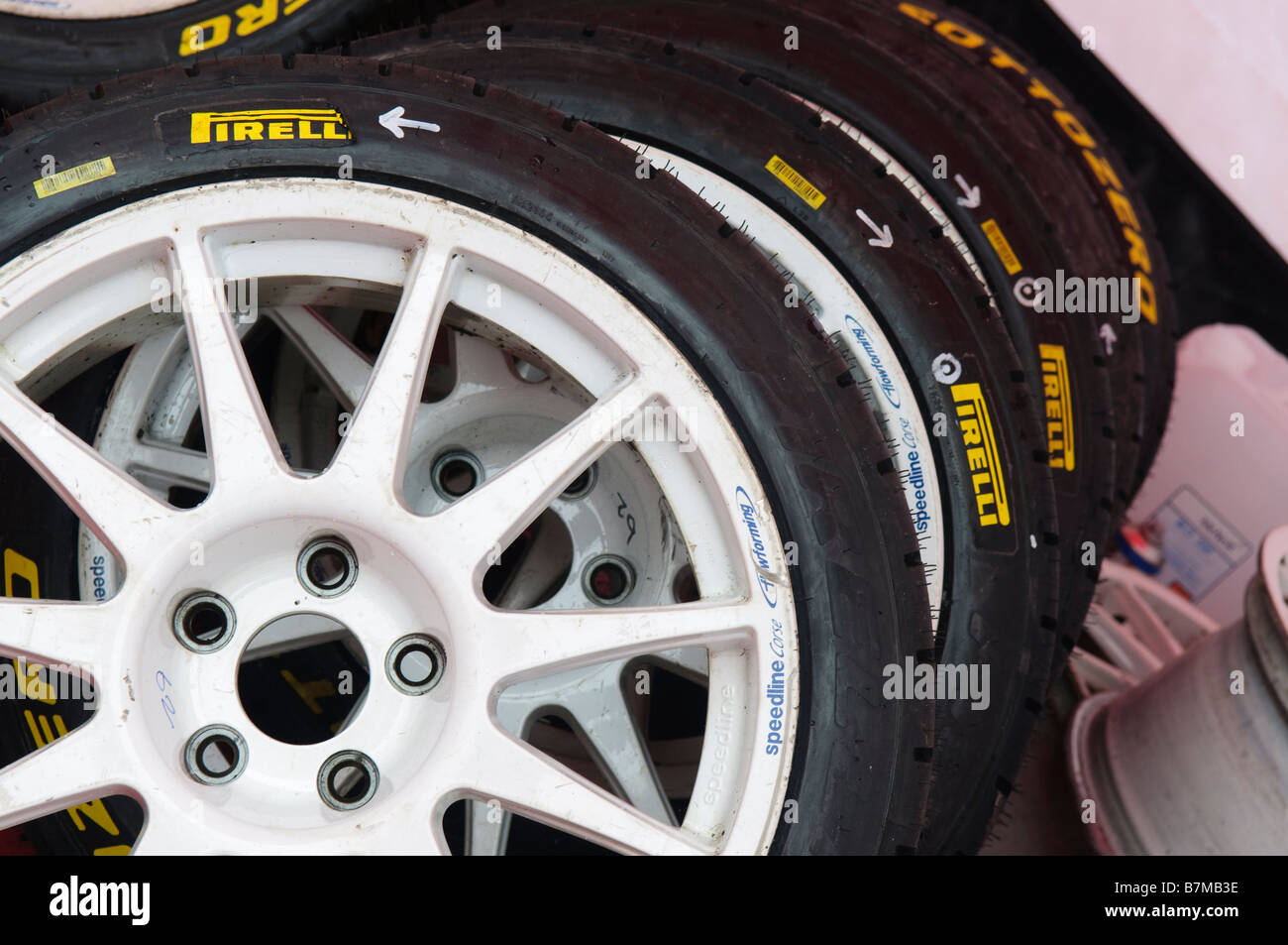 Les pneus Pirelli sont empilées dans le Rallye d'Irlande Sligo, 2009 Photo  Stock - Alamy