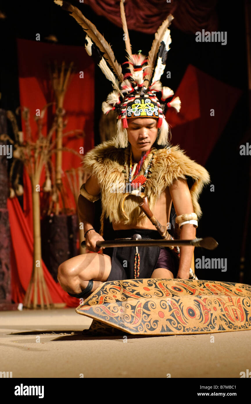 L'homme en costume traditionnel avec la lance et le bouclier, Village Culturel de Sarawak à Bornéo Banque D'Images