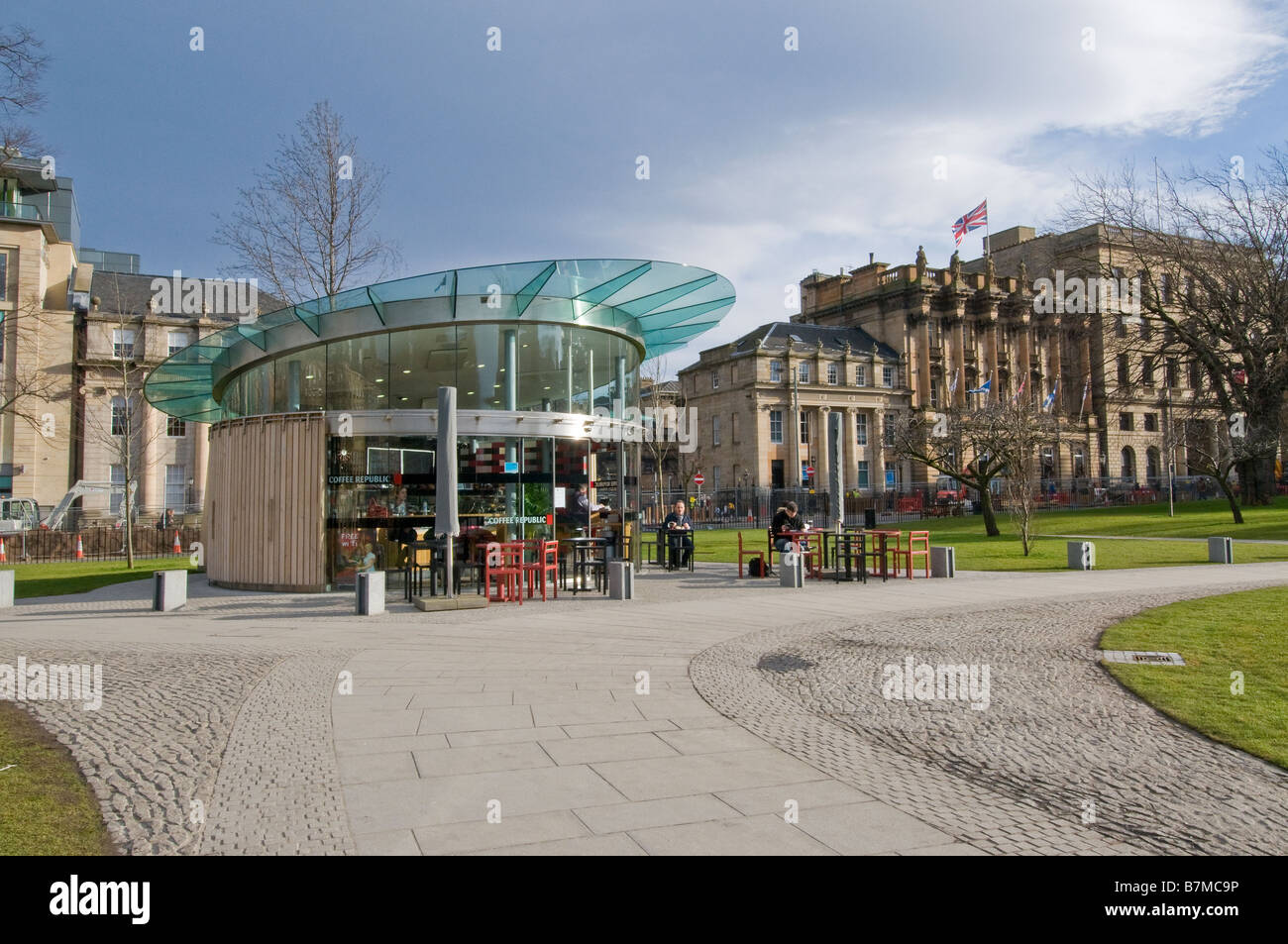 Les jardins du parc et un café à St Andrews Square dans la nouvelle ville d'Édimbourg. Banque D'Images