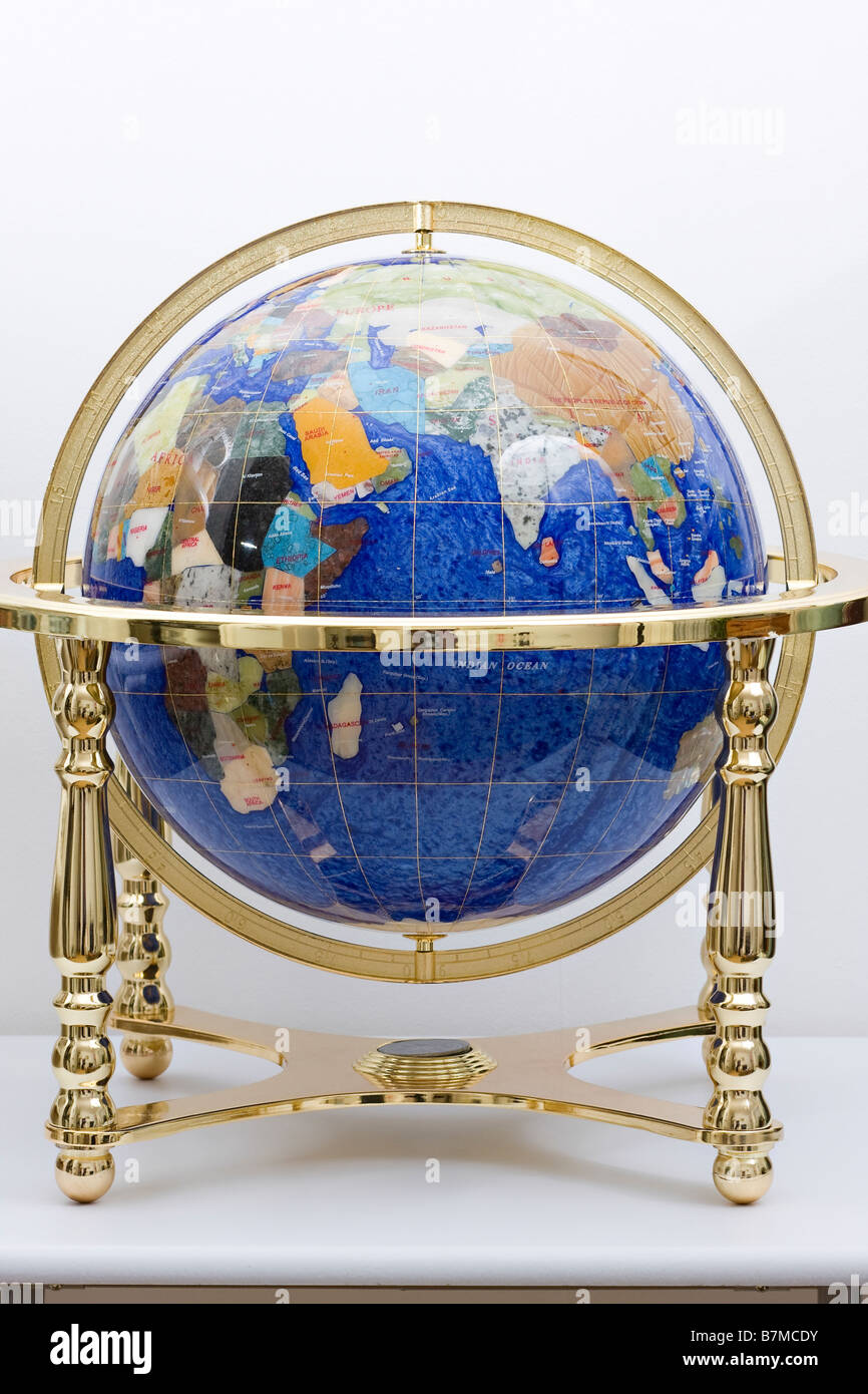 Grand Support De Finition Gemstone Globe On Brass Rotatif Avec Compas Banque D'Images