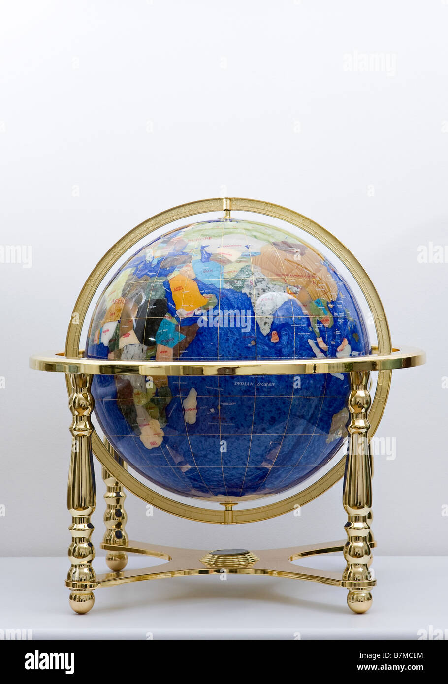 Grand Support De Finition Gemstone Globe On Brass Rotatif Avec Compas Banque D'Images