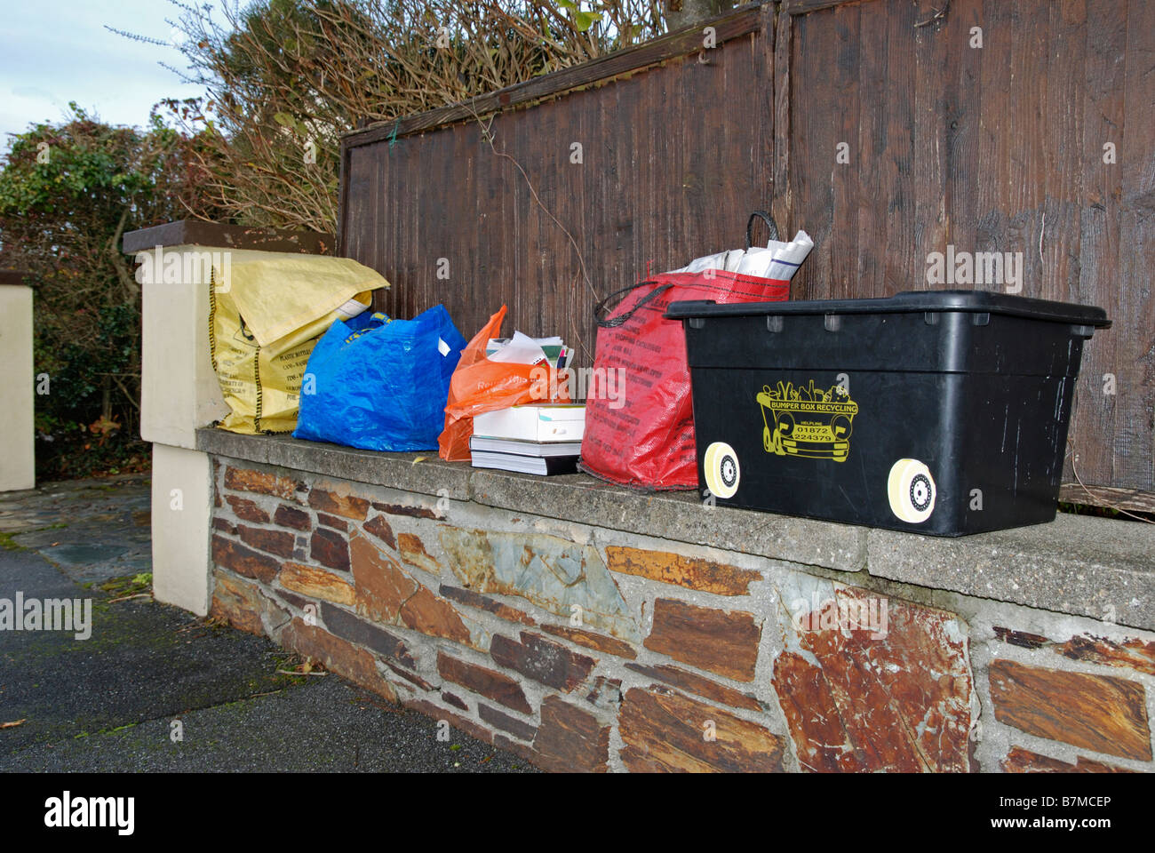 Le recyclage des sacs et cartons pleins et en attente d'être recueillis par le conseil local à Truro, Cornwall, uk Banque D'Images