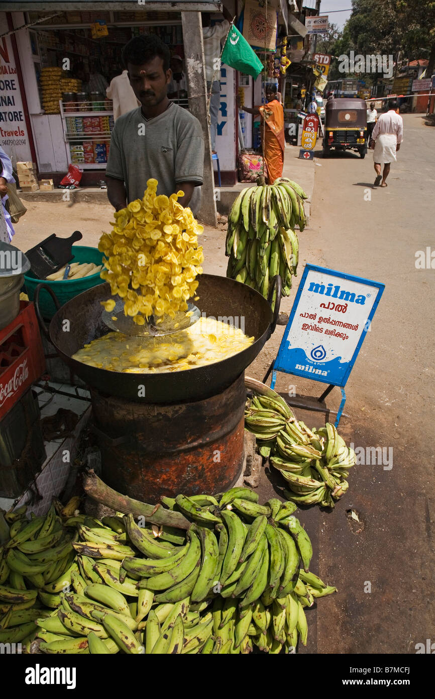 L'homme tournant la friture dans bananachips Theni Allinagaram au Tamil Nadu Inde Banque D'Images