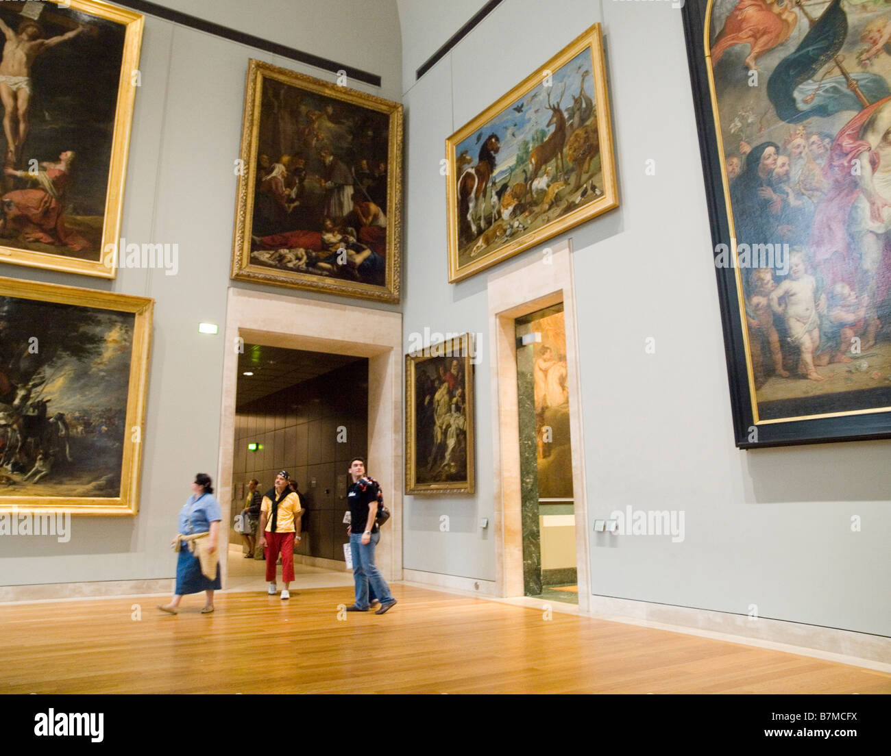 Les gens d'admirer des peintures dans le musée du Louvre à Paris, France Europe Banque D'Images