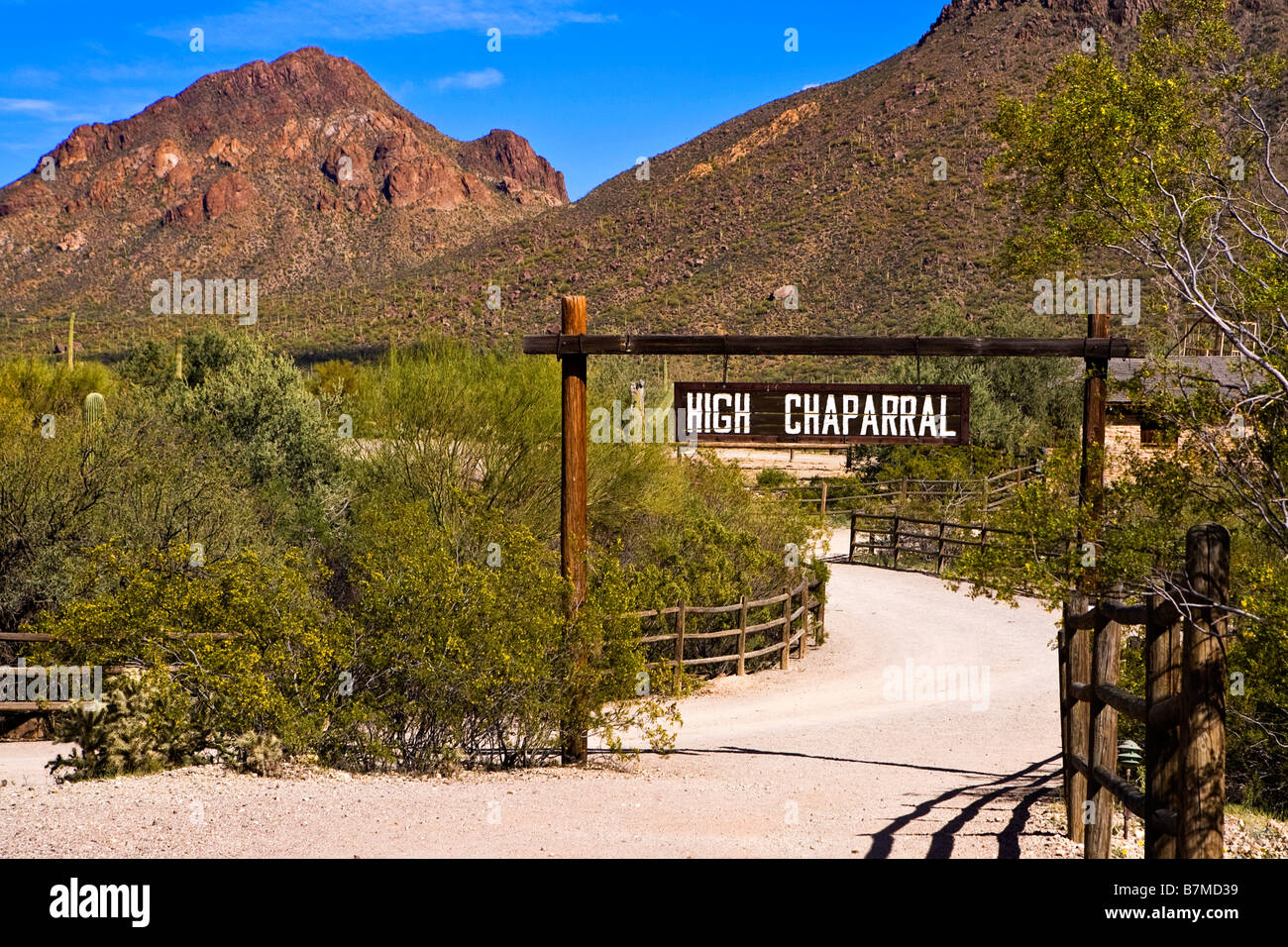 À l'image en bas de la route et par la signalisation suspendue pour le film High Chaparell situé dans le vieux tucson Arizona Banque D'Images