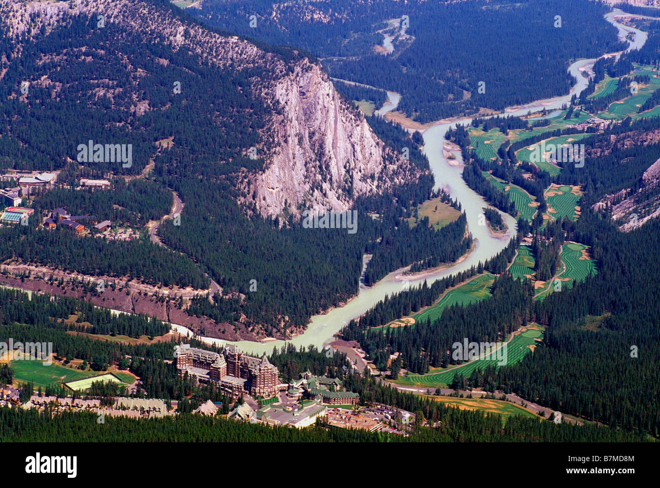 Vue aérienne de Banff, Bow River et le parcours de golf de montagne de soufre, Banff National Park, Alberta, Canada - Canadian Rockies Banque D'Images