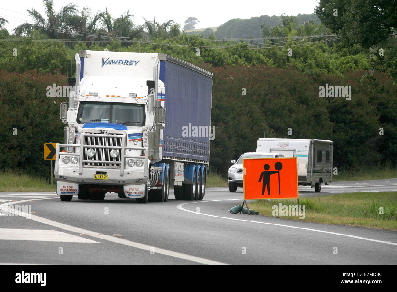 Un gros camion sur l'autoroute avec signe de travaux Banque D'Images
