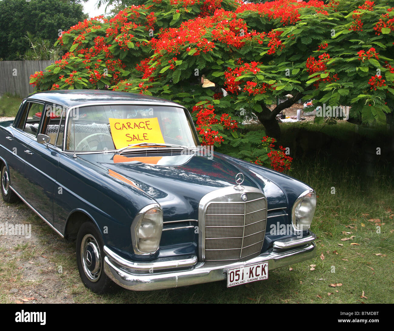 Un des premiers modèles Mercedes Benz affiche un signe indiquant une vente de garage à Byron Bay Australie Route Banque D'Images