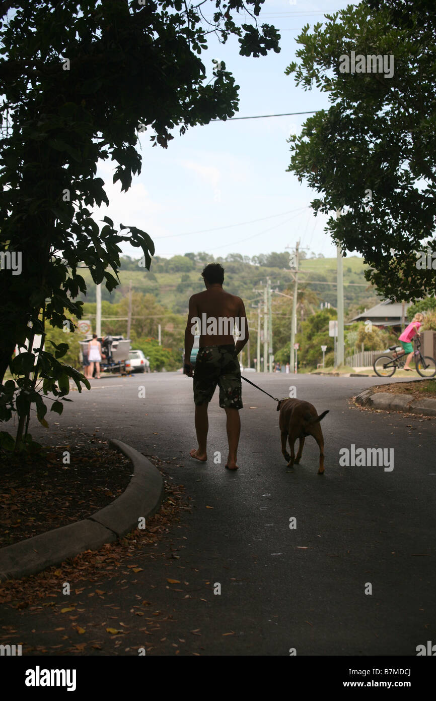 Jeune homme marche vieux chien Banque D'Images