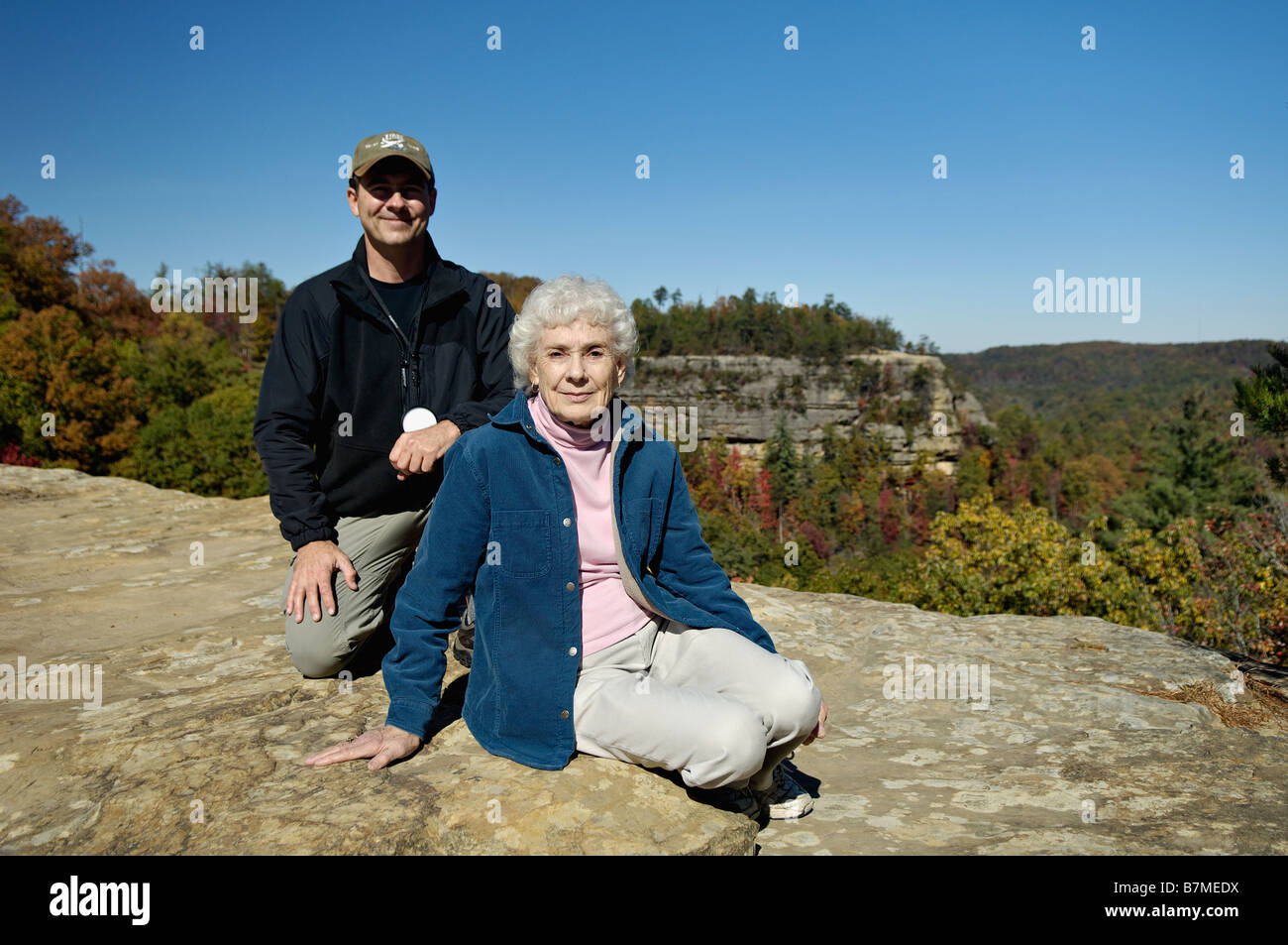 Femme Senior et son fils sur le dessus de Natural Bridge Natural Bridge State Park California Banque D'Images