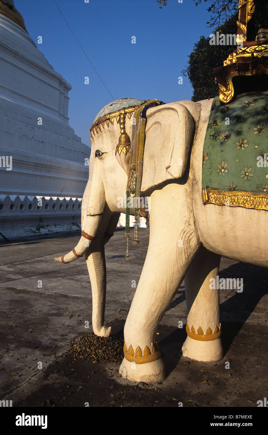 Statue de l'éléphant blanc qui a effectué le Bouddha d'emeraude à Lampang, Wat Phra Kaeo Don Tao, Lampang, Thaïlande du nord Banque D'Images