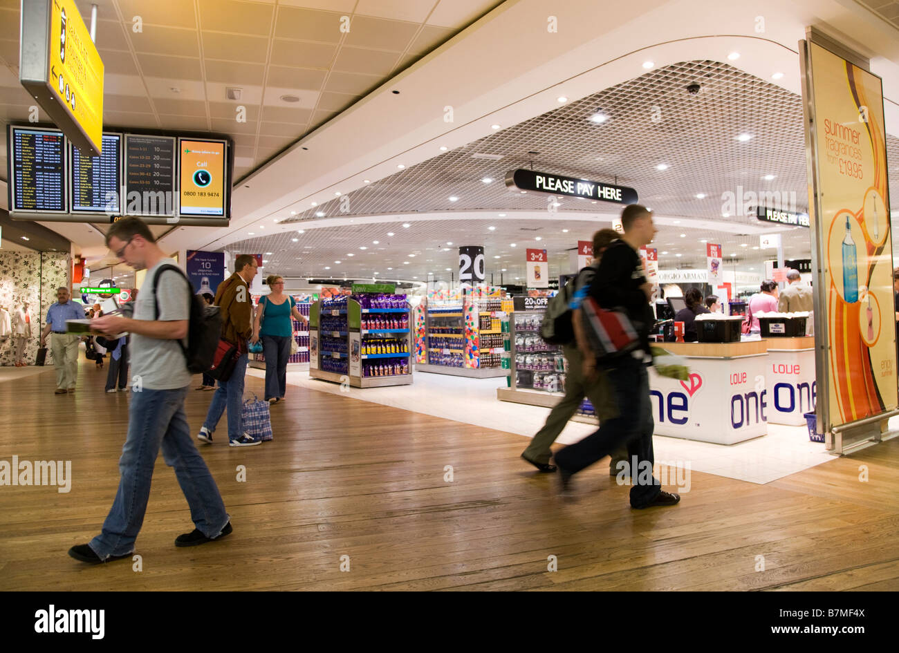 Intérieur La salle de départ et les surveillants de vol, et 'One Love' shop : de l'aéroport de Londres Heathrow, Terminal 3. Banque D'Images