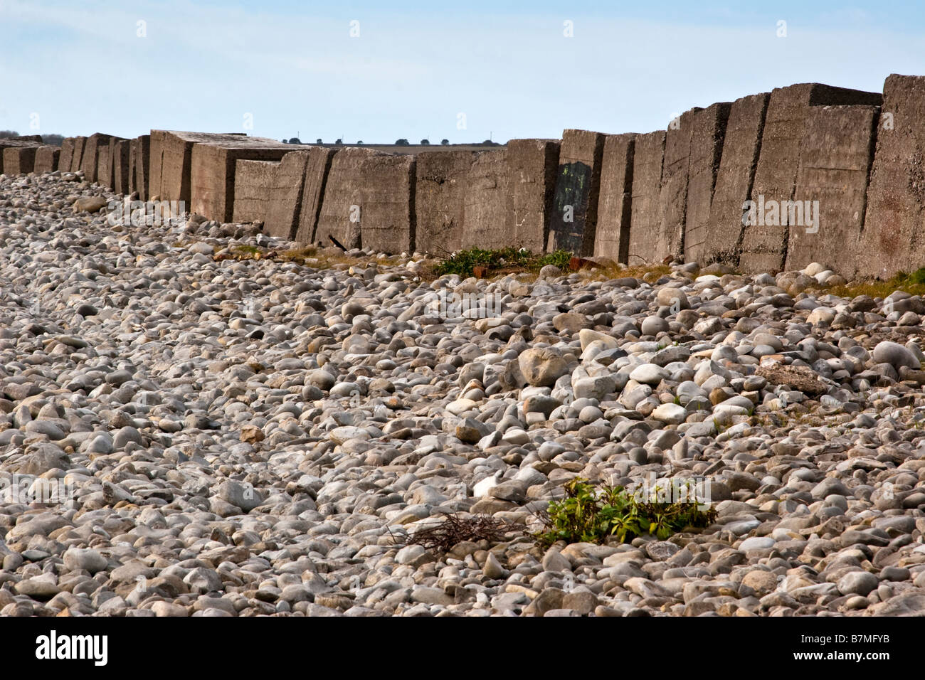 Les blocs de béton de défenses côtières à l'Aberthaw beach South Wales Banque D'Images