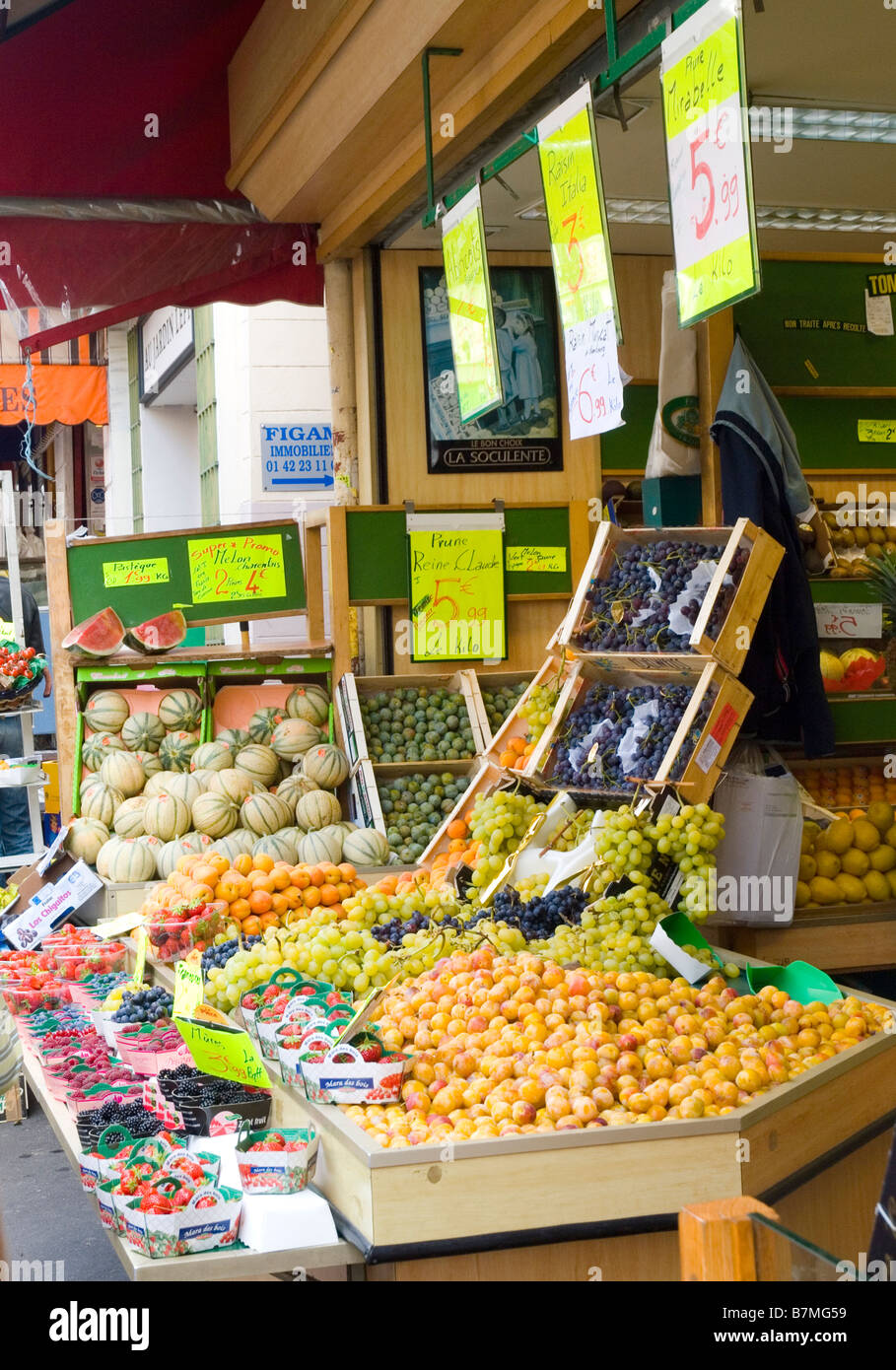 Un marché de fruits sur la Rue Lepic dans le quartier de Montmartre à