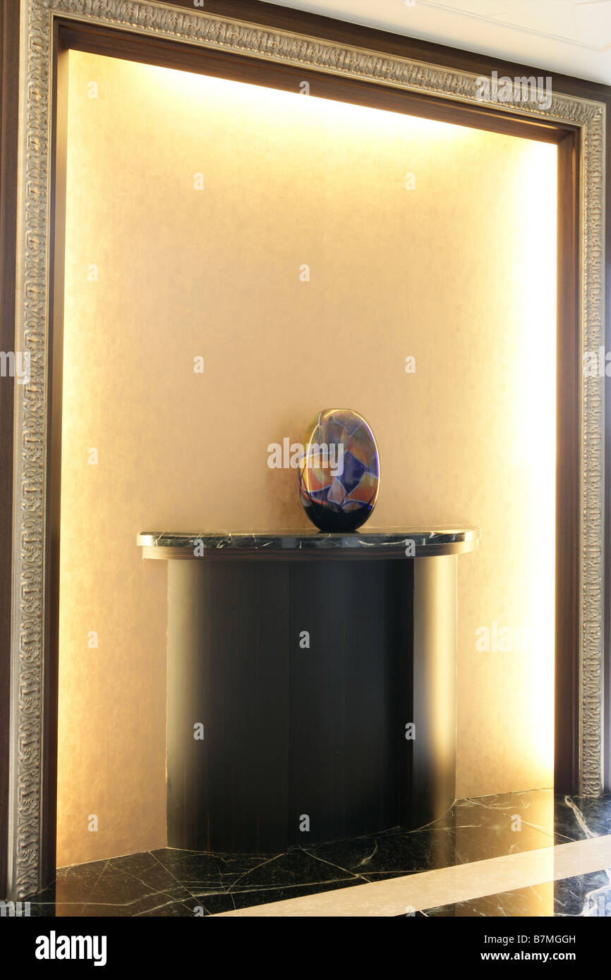 Décoration cristal sur un cabinet d'affichage Banque D'Images