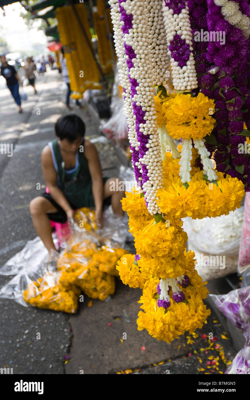 Détail de l'offre de fleurs de dévotion thaïlandais sur un étal au marché aux fleurs de Pak Khlong Talad Bangkok Thaïlande Banque D'Images
