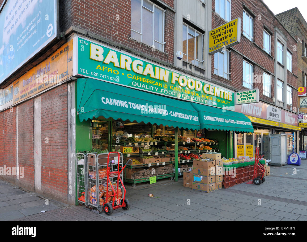 Épicerie Canning Town High Street Londres Royaume-Uni Banque D'Images