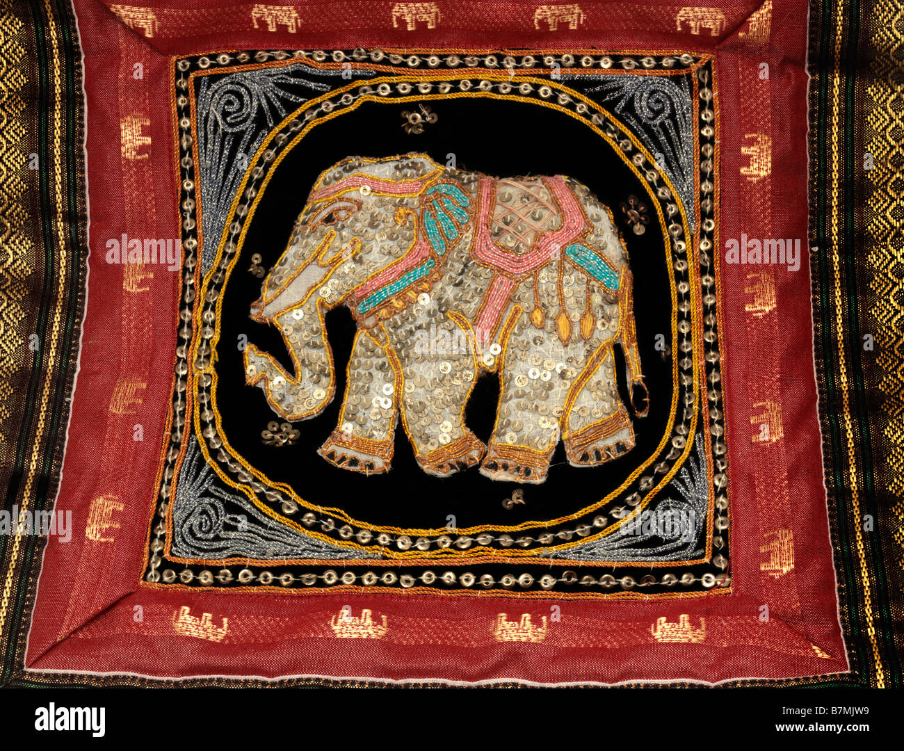 Éléphant hindou Ganesh Dieu de la chance la suppression des obstacles et Seigneur des débuts sur le coussin en soie brodé Artisanat Indien Banque D'Images