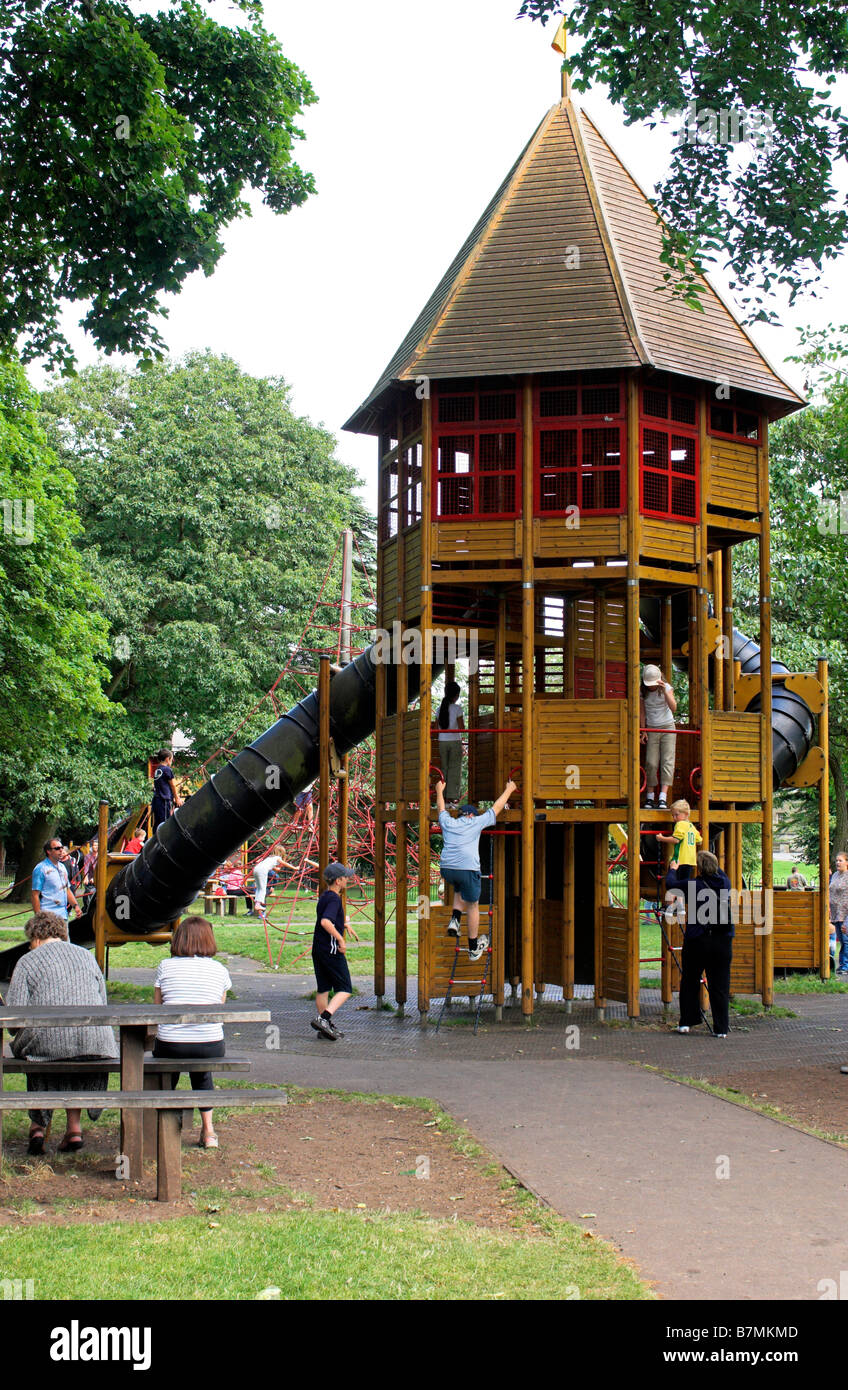 Enfants jouant sur l'équipement et de l'escalade d'aventure dans le parc [Blaise Castle] Estate Bristol UK Banque D'Images