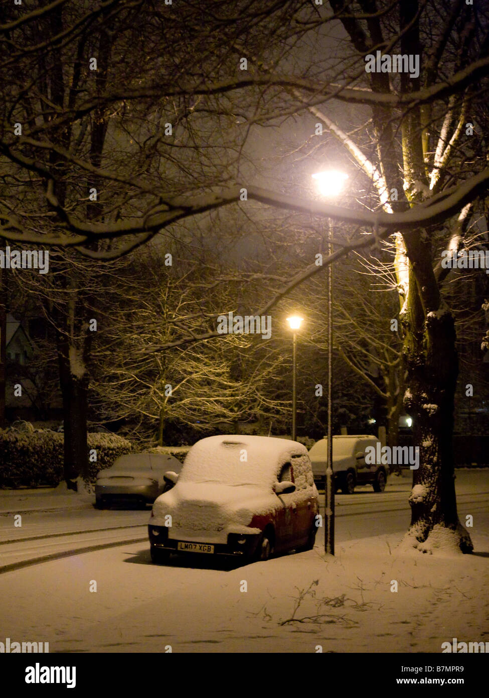 Un taxi noir de Londres stationné dans la neige Banque D'Images