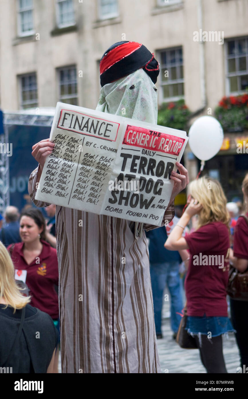 Lire le journal des activités terroristes à l'Edinburgh Fringe Festival Banque D'Images