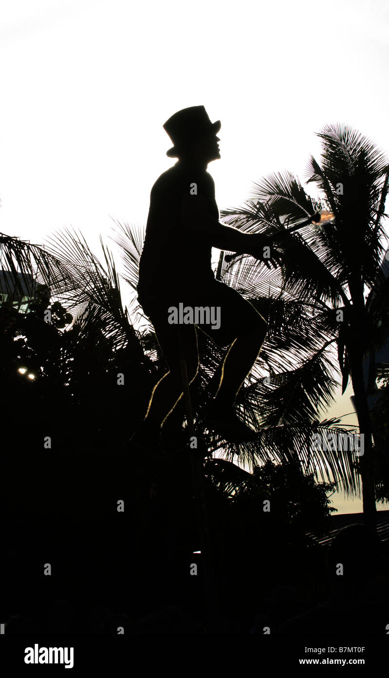 Silhouette d'entertainer sur Mallory Square key west florida Banque D'Images