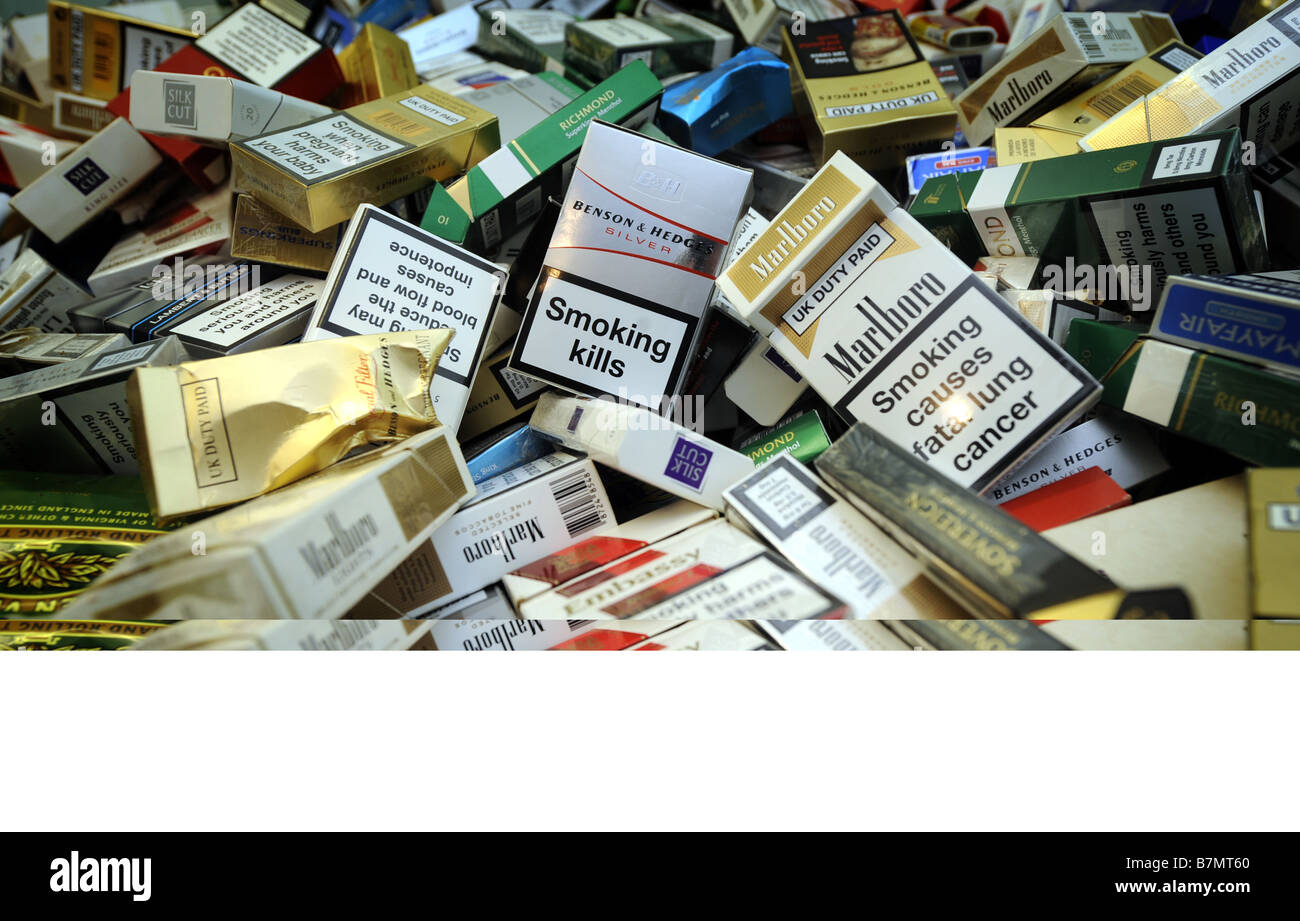 Des tas de paquets de cigarettes UTILISÉ PACKS PACK SANTÉ QUE LES FUMEURS RE Banque D'Images
