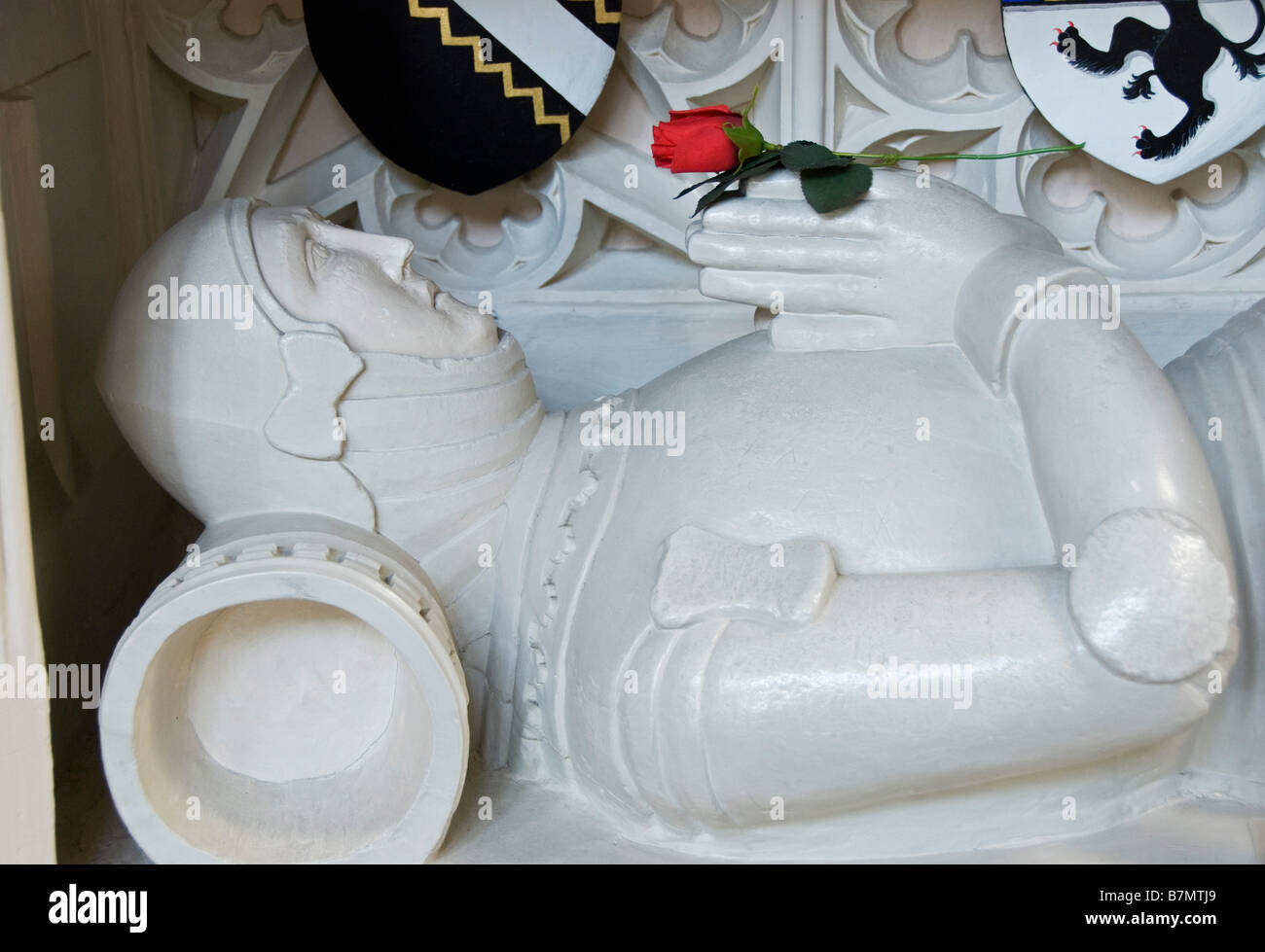 Église Sainte-Trinité, long Melford, Suffolk. La tombe de William Clopton, 1430. Une rose rouge est payée annuellement comme loyer pour diverses propriétés locales Banque D'Images