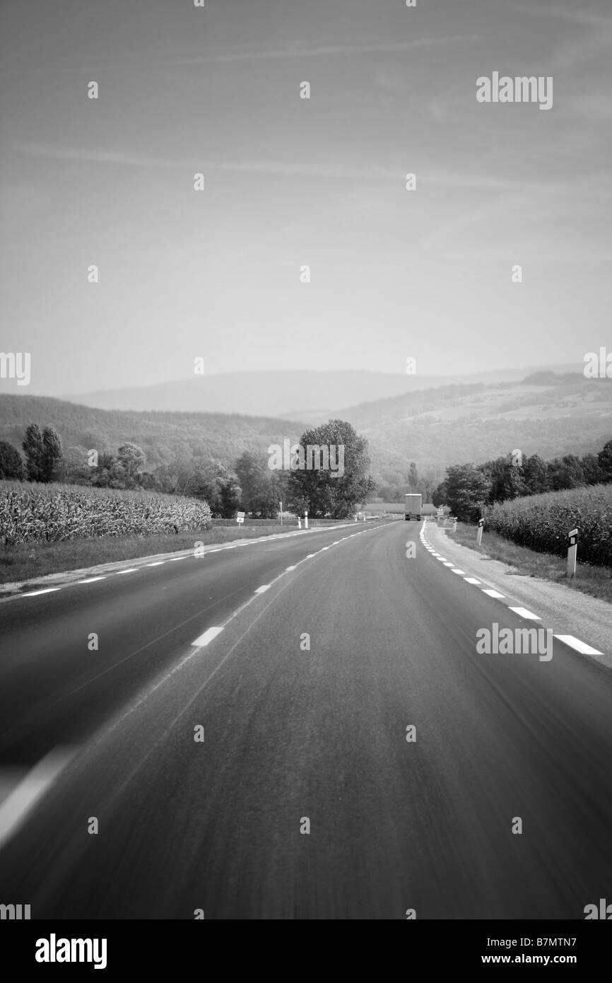 Paysage de montagne - autoroute vide, les nuages et le ciel bleu Banque D'Images