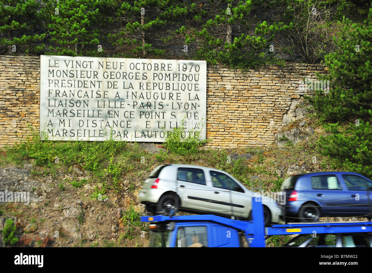 Une plaque à côté de l'autoroute française A6, commémorant son ouverture. Banque D'Images