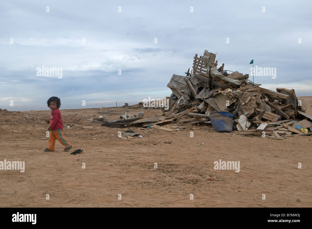 Au milieu des ruines de fille bédouine démoli la maison rasée par les autorités israéliennes à Abdallah Al Atrash village bédouin non reconnu dans le désert du Néguev, Israël Banque D'Images